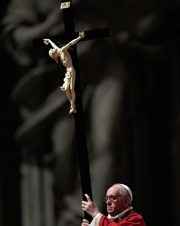Francesco durante le celebrazioni della Passione nella basilica di San Pietro, il 29 marzo